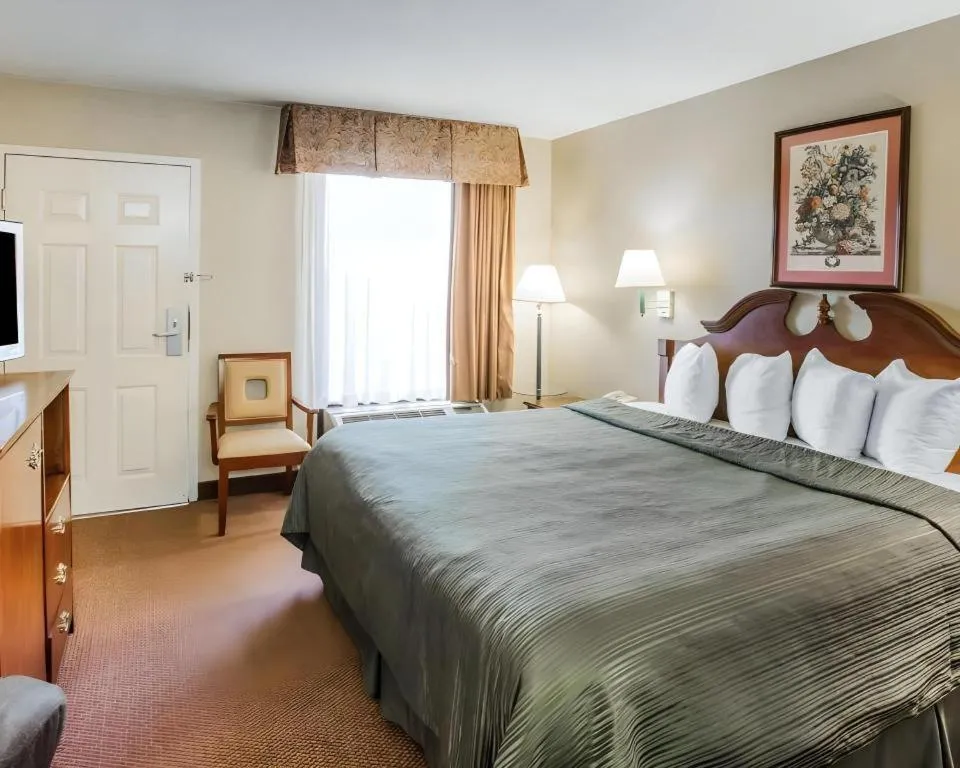 Bed in Quality Inn Reidsville Hwy 29