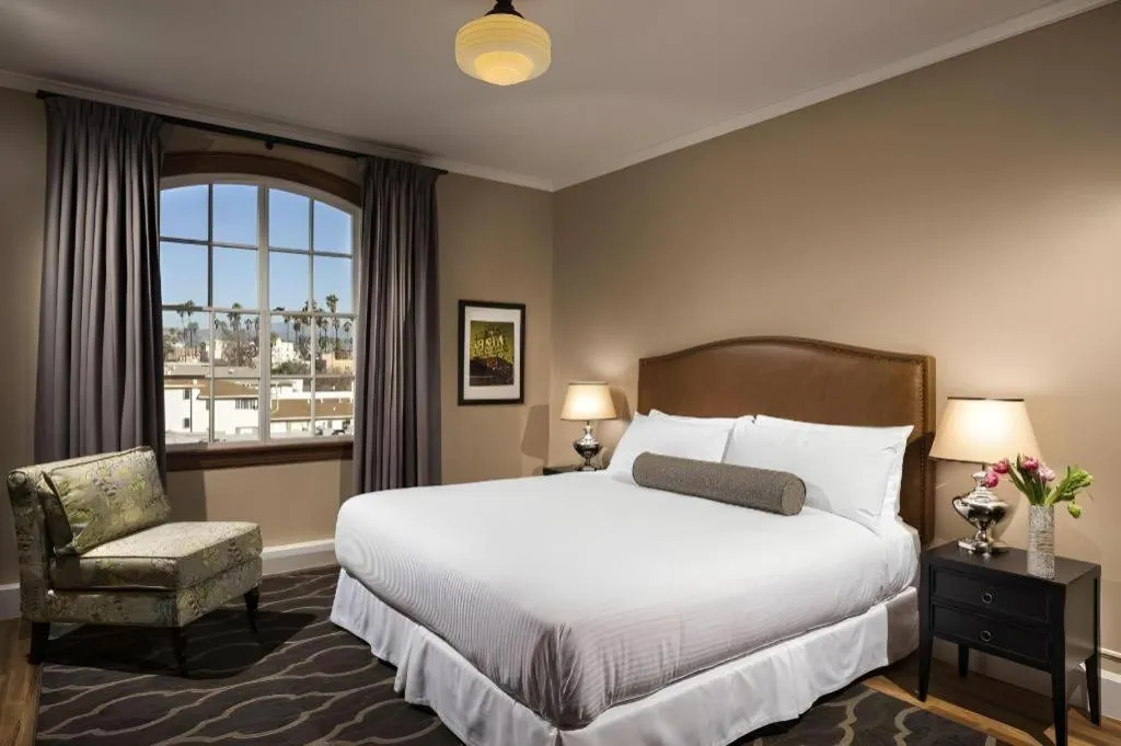 Bed in Hotel Normandie Los Angeles