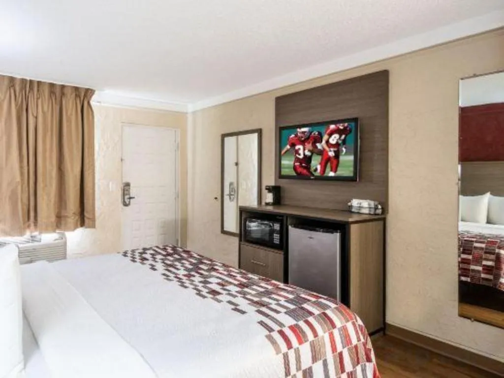 Bed in Red Roof Inn Lexington, NC