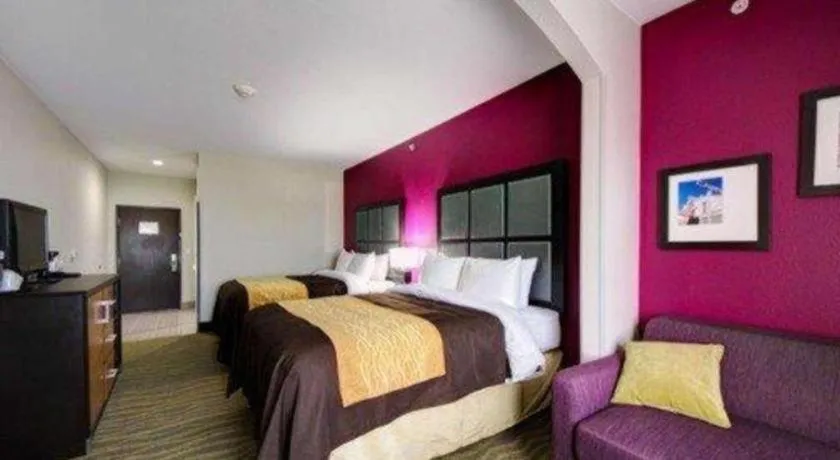 Bed in Comfort Inn & Suites Tulsa I-44 West - Rt 66