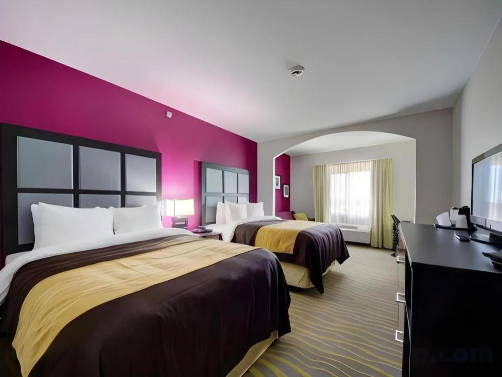 Bed in Comfort Inn & Suites Tulsa I-44 West - Rt 66