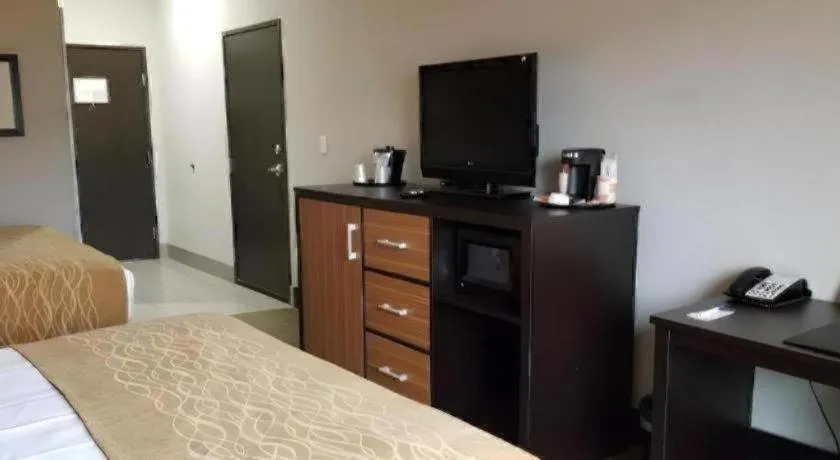 Bed in Comfort Inn & Suites Tulsa I-44 West - Rt 66