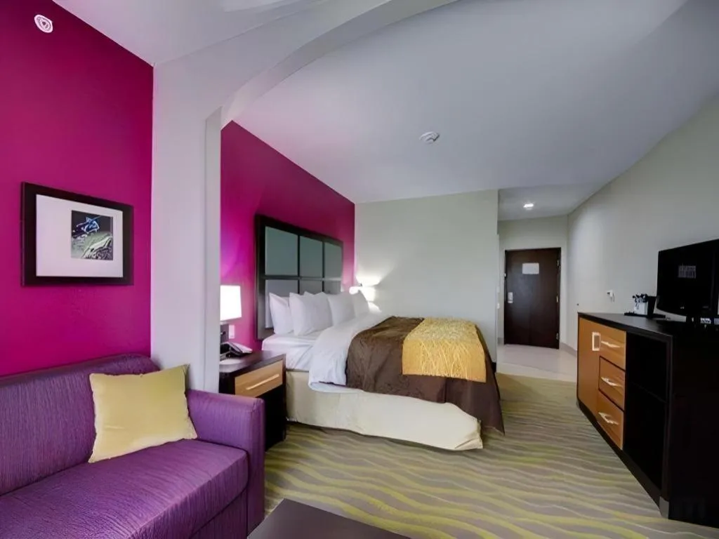 Bed in Comfort Inn & Suites Tulsa I-44 West - Rt 66