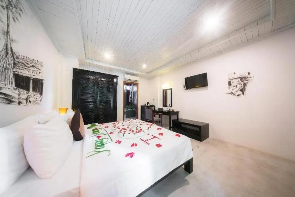 Bed in La Residence Blanc D' Angkor