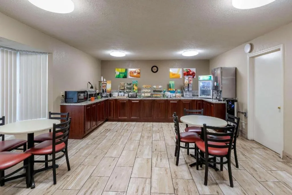 Quality Inn & Suites Des Moines - Merle Hay Road