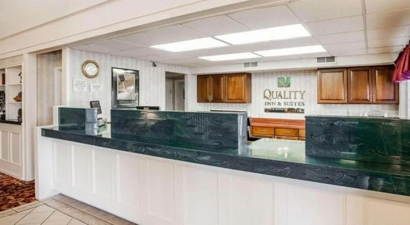 Quality Inn & Suites Des Moines - Merle Hay Road