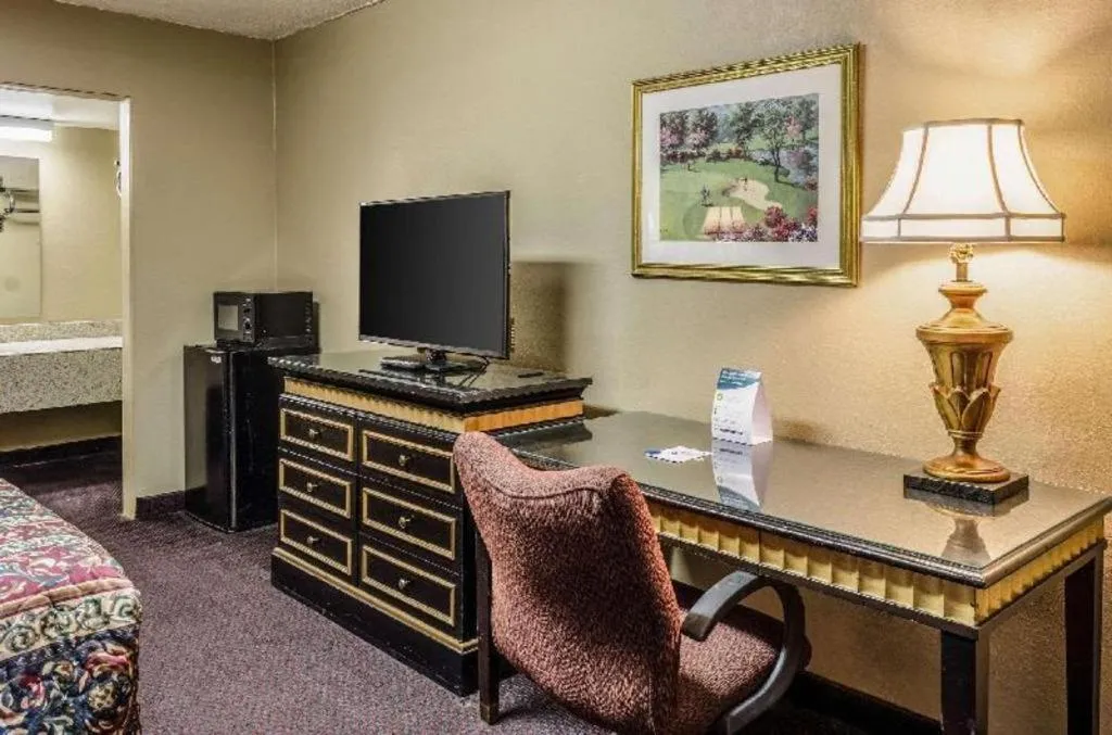 Bed in Rodeway Inn Greenville