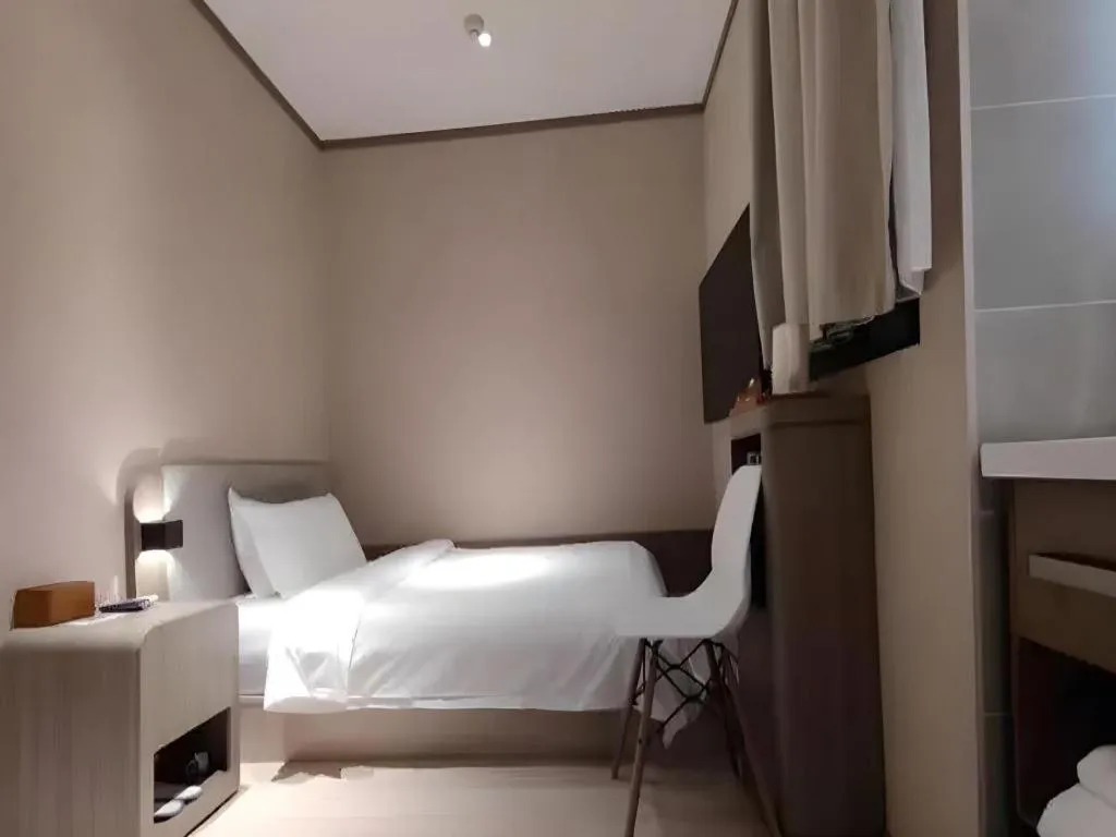 Hanting Hotel Qingdao May Fourth Square Zhiquan Road Metro Station