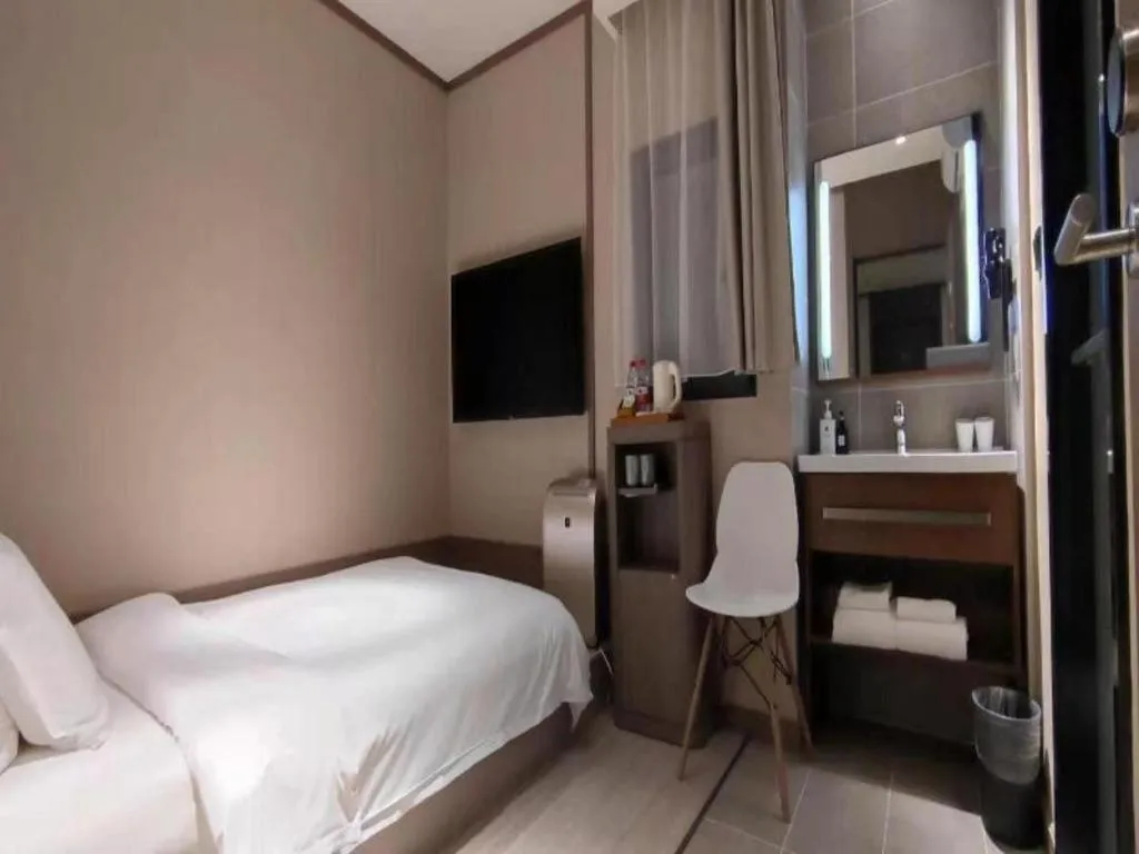 Hanting Hotel Qingdao May Fourth Square Zhiquan Road Metro Station