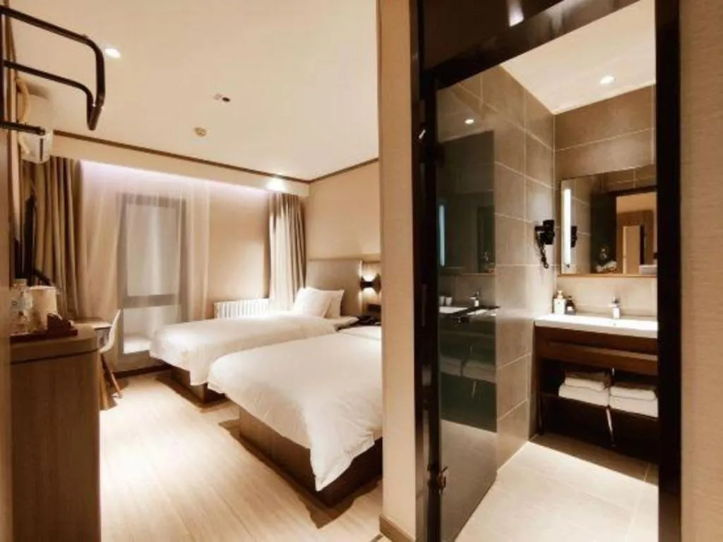 Hanting Hotel Qingdao May Fourth Square Zhiquan Road Metro Station