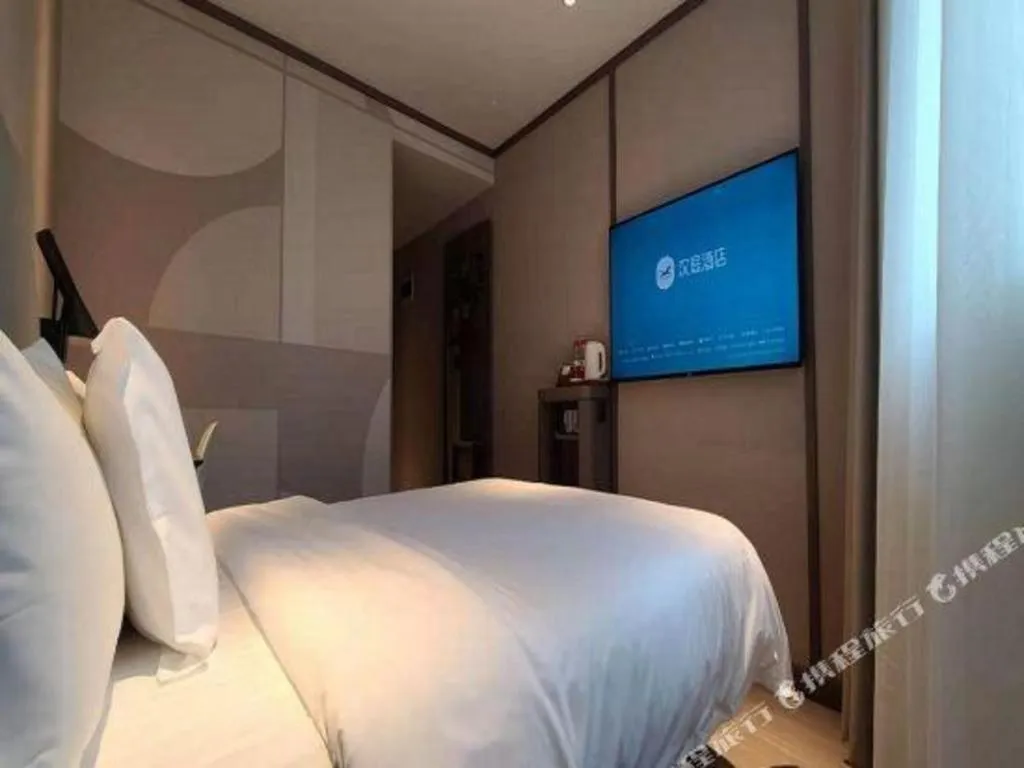 Hanting Hotel Qingdao May Fourth Square Zhiquan Road Metro Station