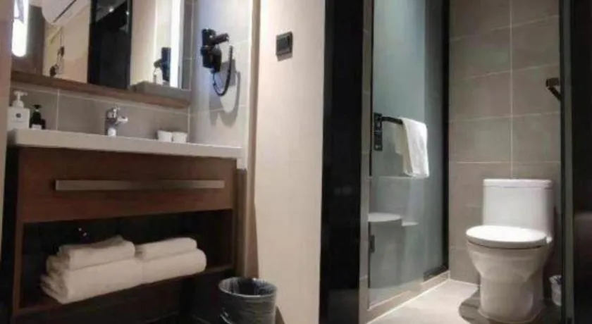 Hanting Hotel Qingdao May Fourth Square Zhiquan Road Metro Station