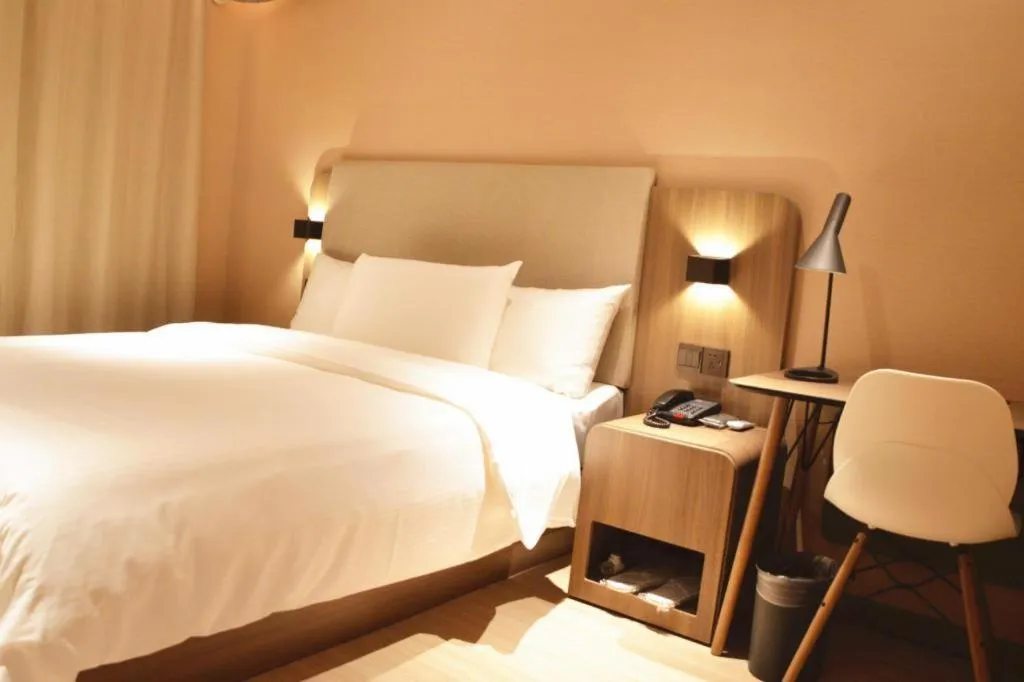 Hanting Hotel Qingdao May Fourth Square Zhiquan Road Metro Station