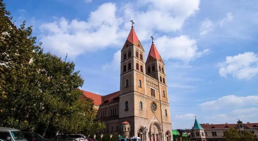 Hanting Hotel Qingdao May Fourth Square Zhiquan Road Metro Station