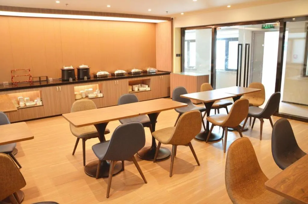 Hanting Hotel Qingdao May Fourth Square Zhiquan Road Metro Station