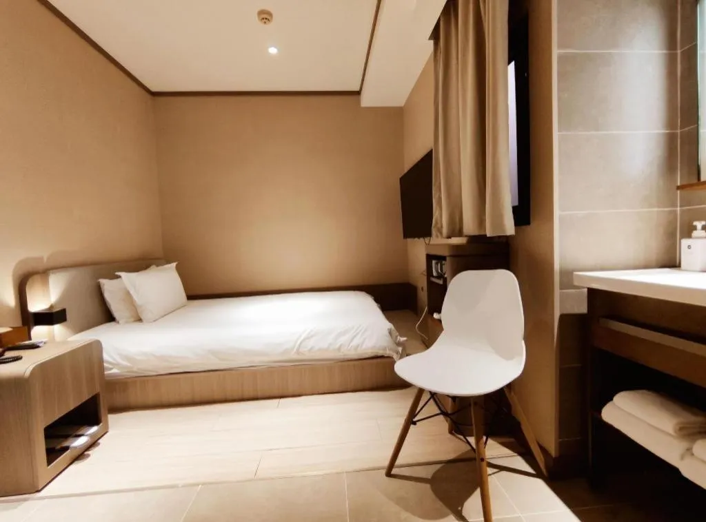 Hanting Hotel Qingdao May Fourth Square Zhiquan Road Metro Station