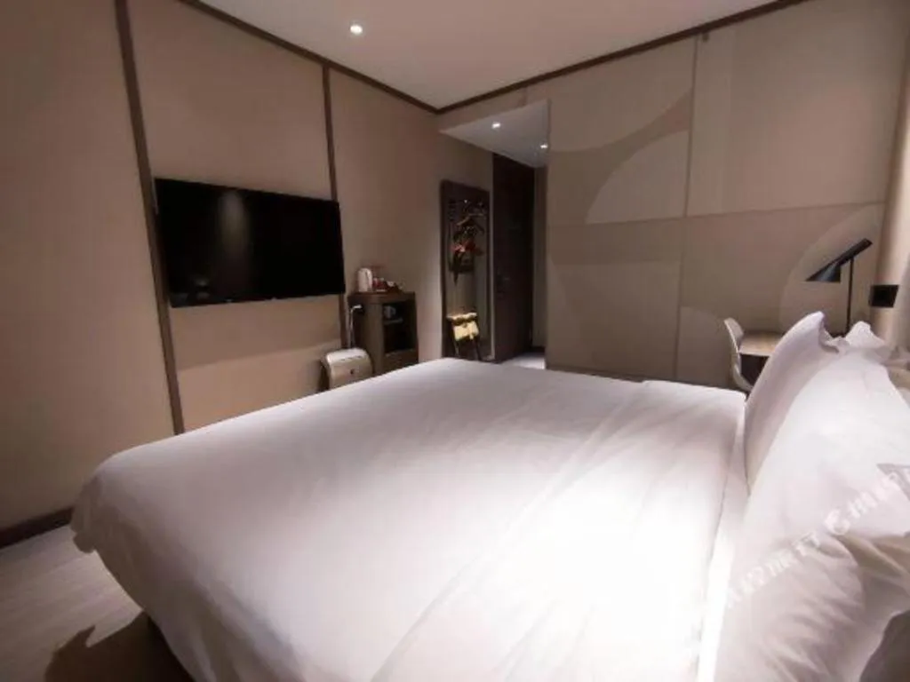 Hanting Hotel Qingdao May Fourth Square Zhiquan Road Metro Station