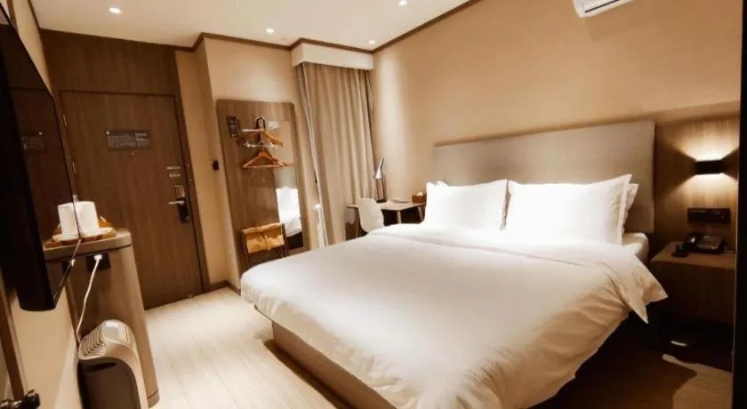 Hanting Hotel Qingdao May Fourth Square Zhiquan Road Metro Station