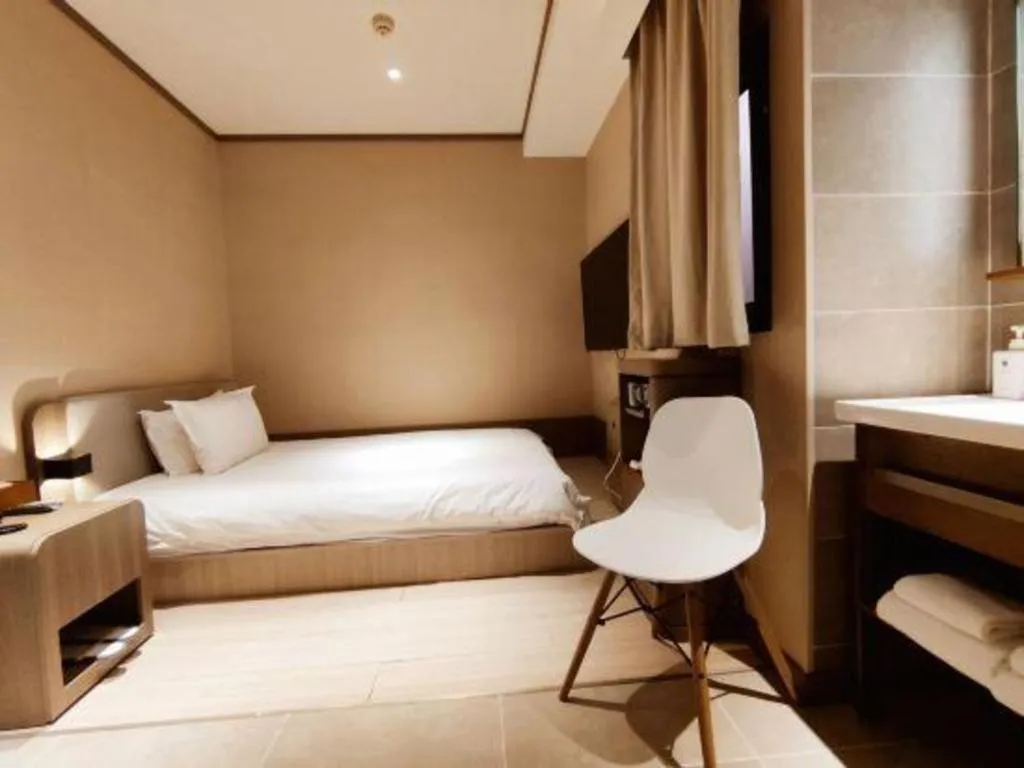 Hanting Hotel Qingdao May Fourth Square Zhiquan Road Metro Station