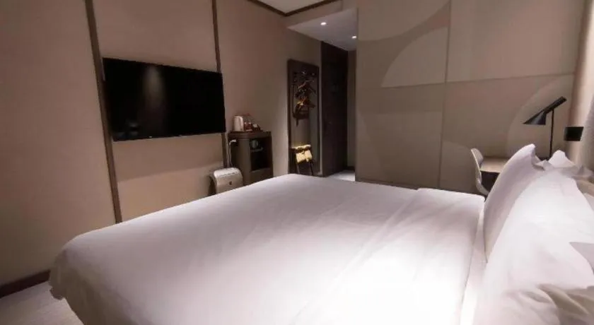 Hanting Hotel Qingdao May Fourth Square Zhiquan Road Metro Station