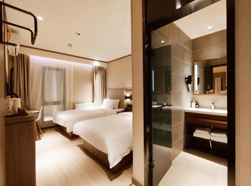 Hanting Hotel Qingdao May Fourth Square Zhiquan Road Metro Station