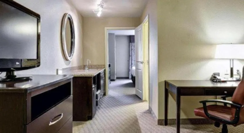 Comfort Suites near Hot Springs Park