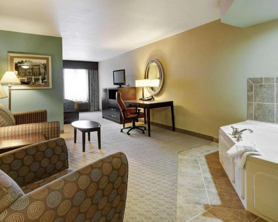 Bed in Comfort Suites near Hot Springs Park