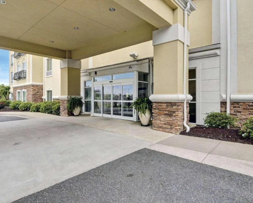 Comfort Suites near Hot Springs Park