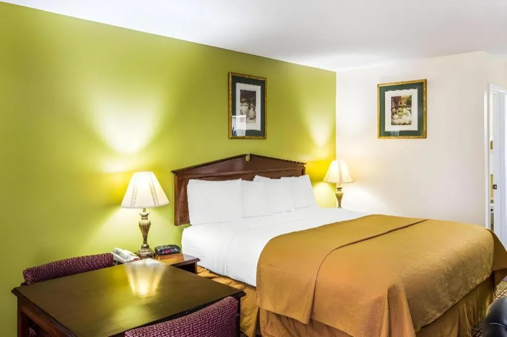 Bed in Quality Inn Eastman