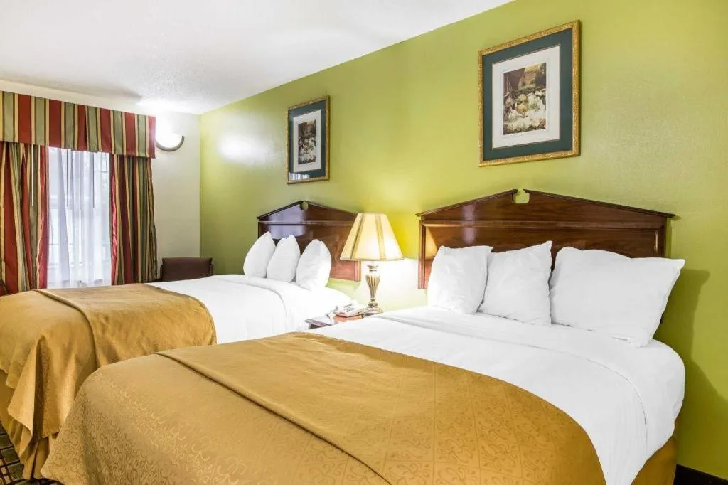 Bed in Quality Inn Eastman