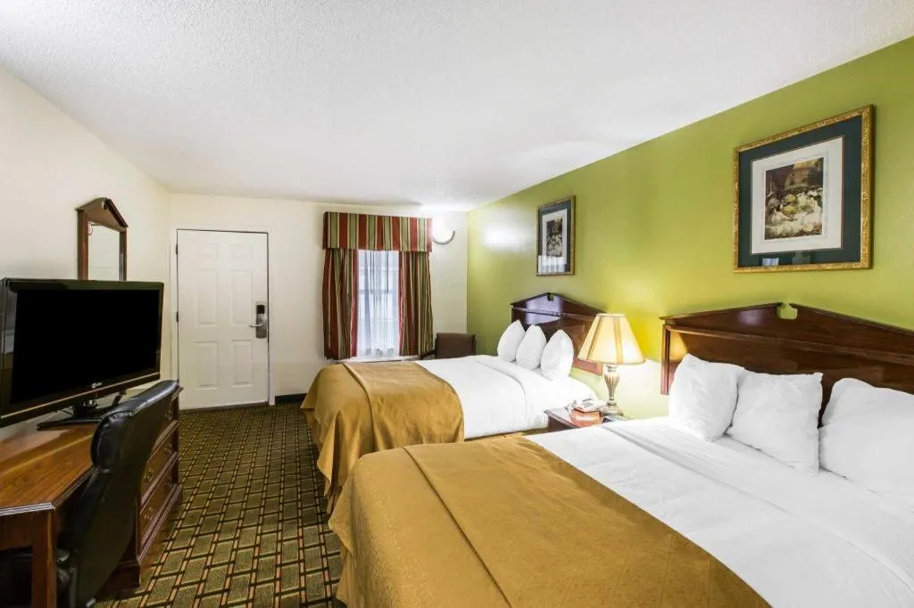 Bed in Quality Inn Eastman