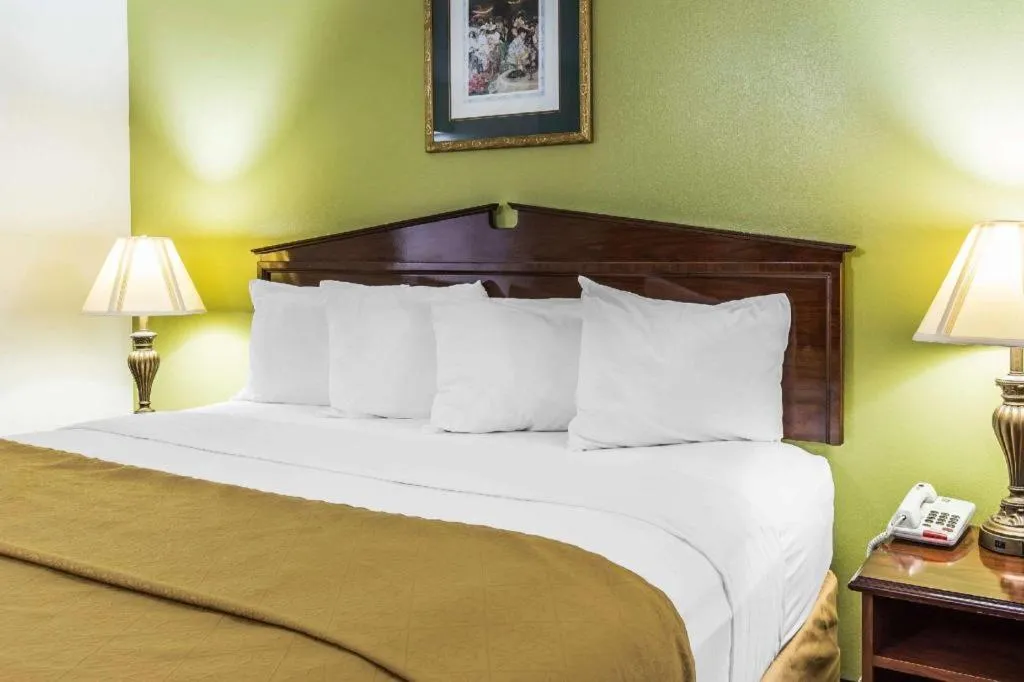 Bed in Quality Inn Eastman