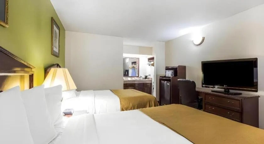 Bed in Quality Inn Eastman