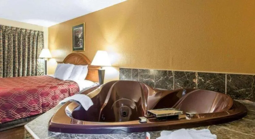 Bed in Econo Lodge Dalton West