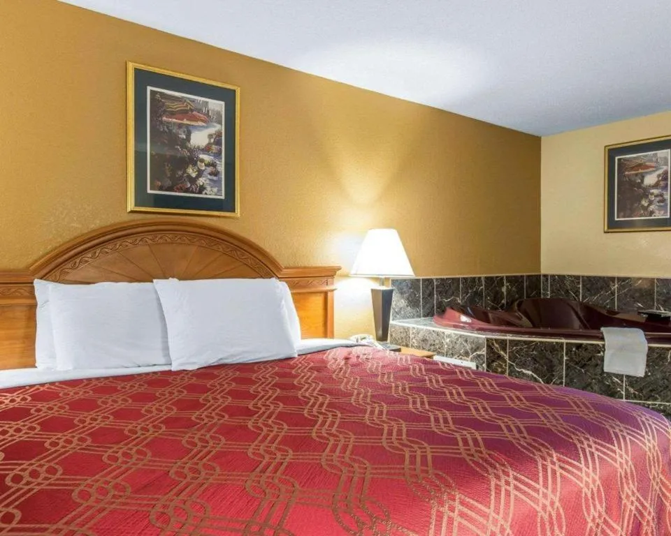 Bed in Econo Lodge Dalton West