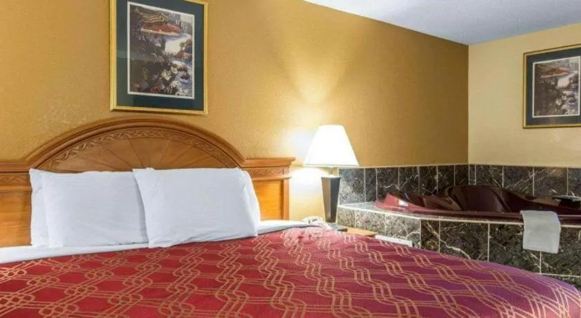 Bed in Econo Lodge Dalton West