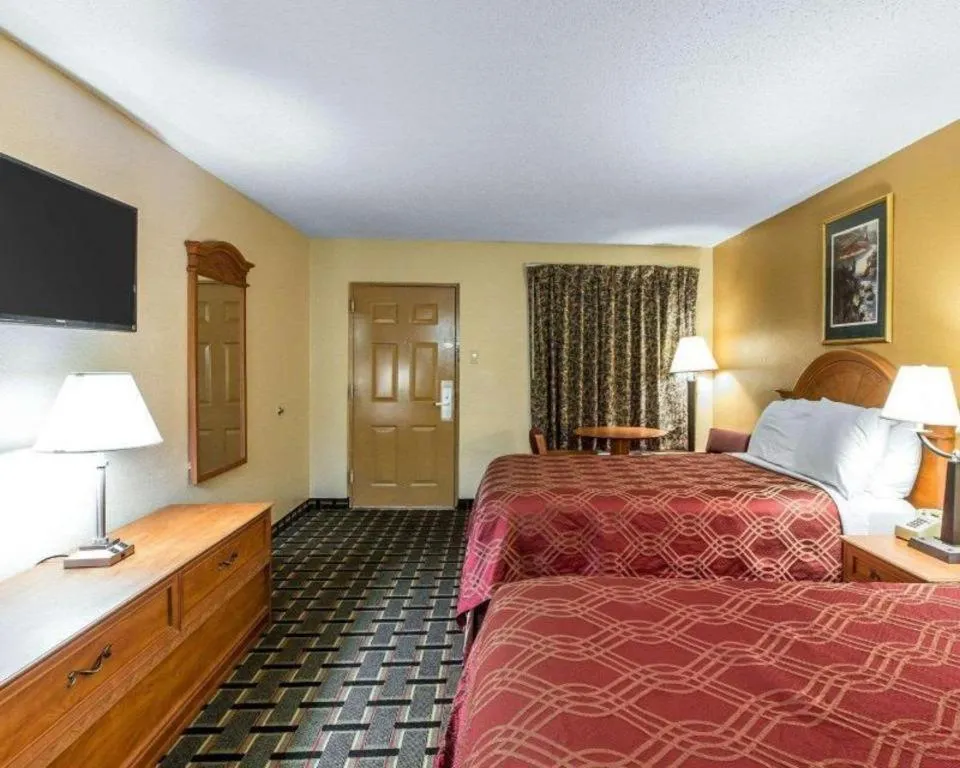 Bed in Econo Lodge Dalton West