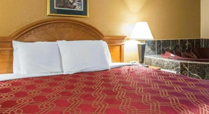 Bed in Econo Lodge Dalton West