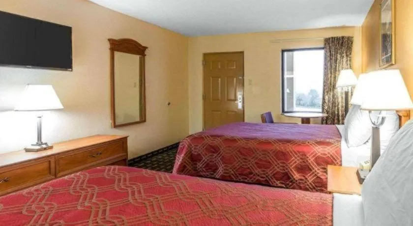 Bed in Econo Lodge Dalton West