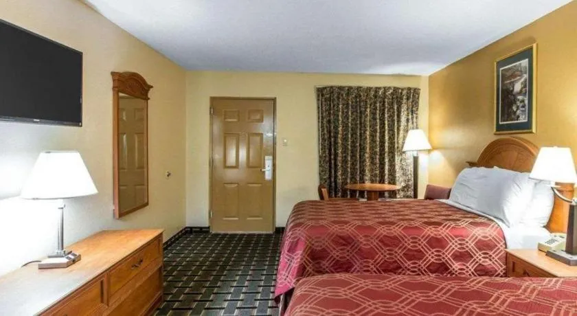 Bed in Econo Lodge Dalton West