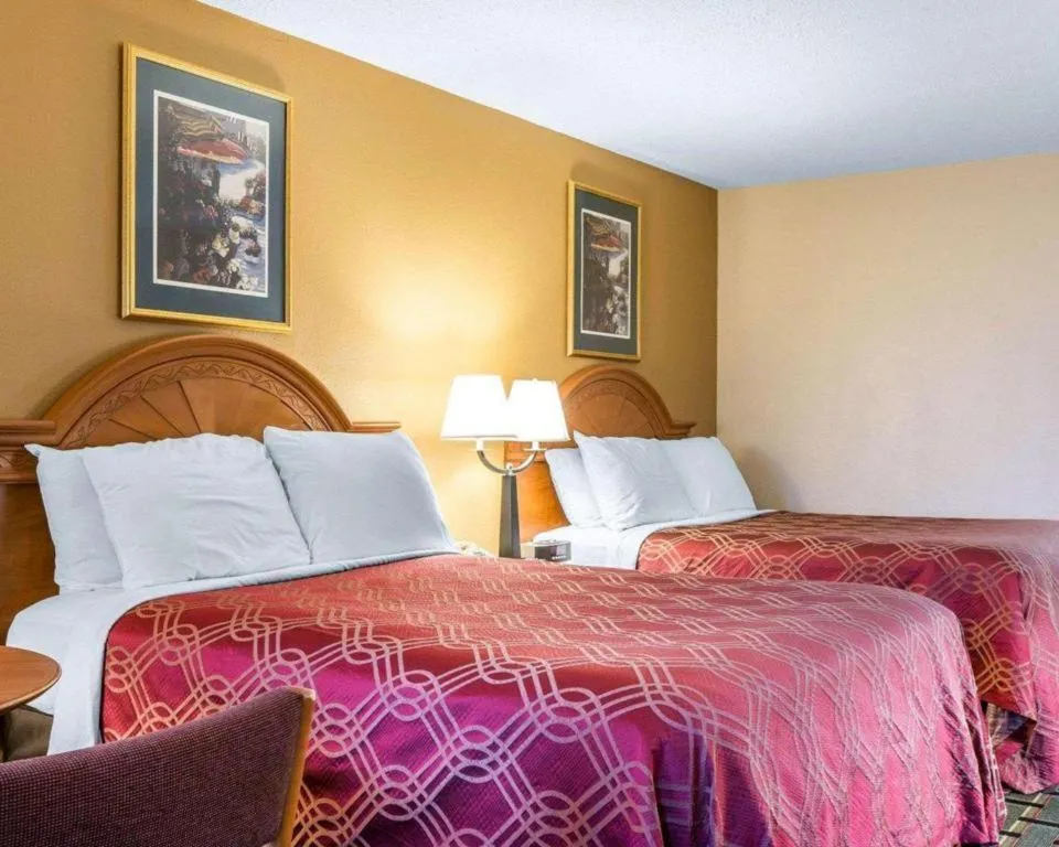 Bed in Econo Lodge Dalton West