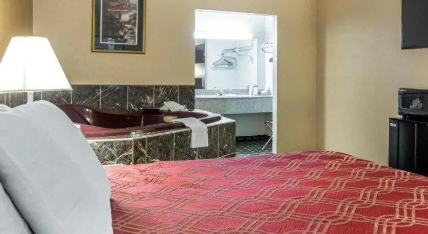 Bed in Econo Lodge Dalton West