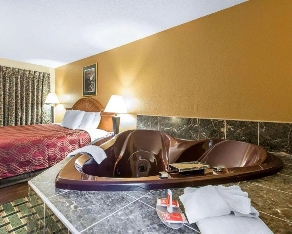 Bed in Econo Lodge Dalton West