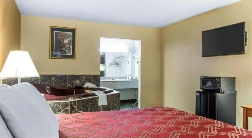 Bed in Econo Lodge Dalton West