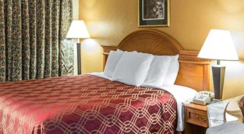 Bed in Econo Lodge Dalton West
