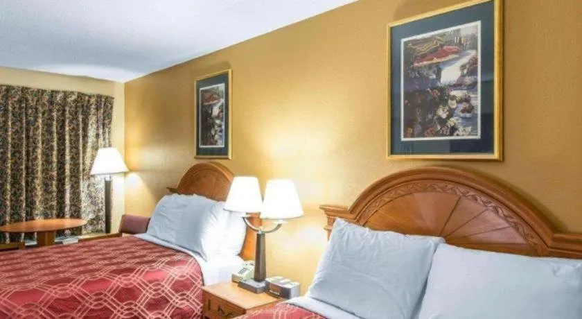 Bed in Econo Lodge Dalton West