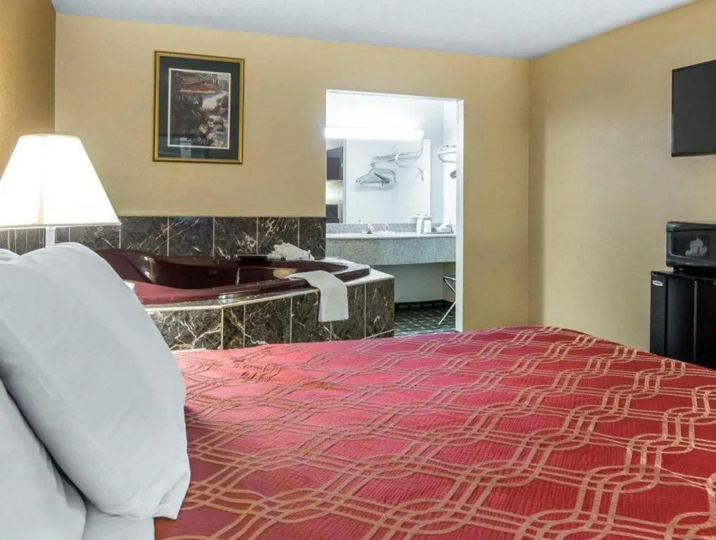 Bed in Econo Lodge Dalton West