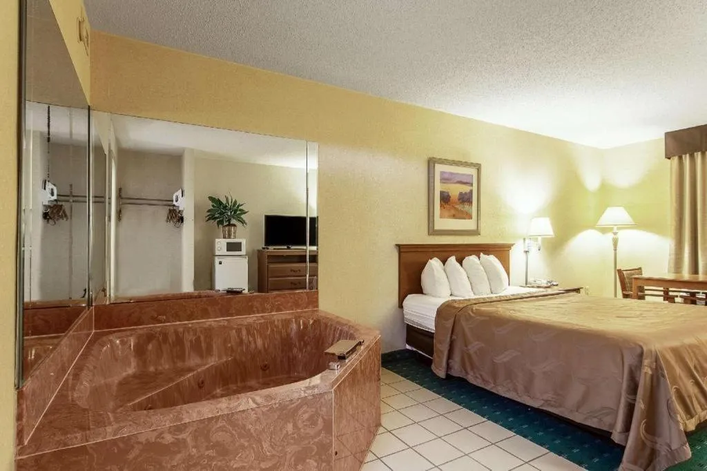 Bed in Quality Inn Oakwood - Gainesville