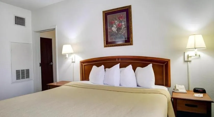 Bed in Quality Inn & Suites Austin Airport