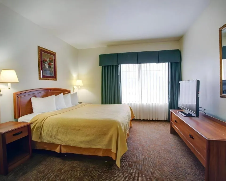 Bed in Quality Inn & Suites Austin Airport